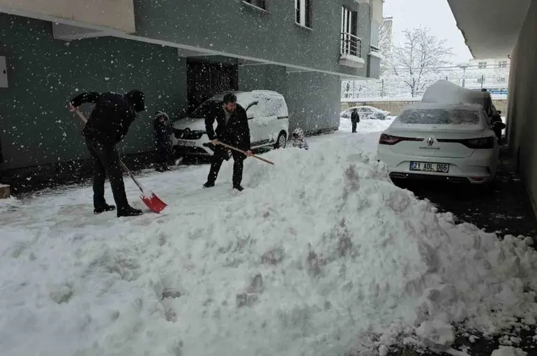 Tatvan’da kar kalınlığı 1 metreye ulaştı
