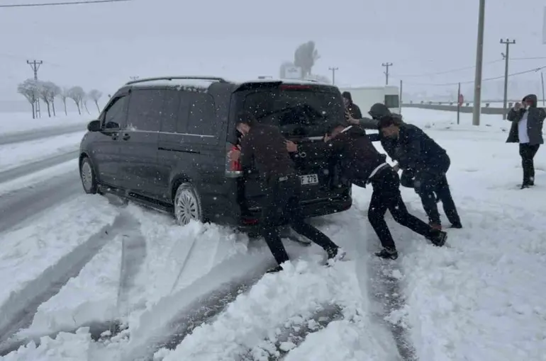 Tatvan’da nisan ayında şehir beyaza büründü
