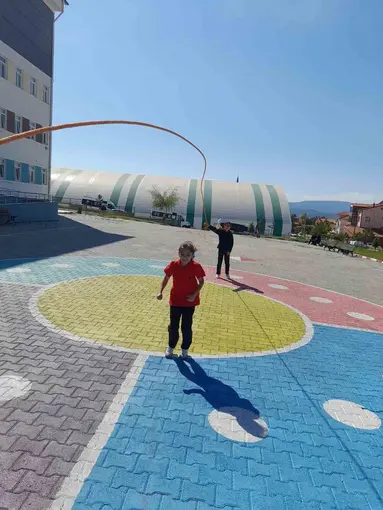 Tavşanlı’da 5’inci sınıf öğrencileri hem oyunlarla öğreniyor hem de eğleniyor
