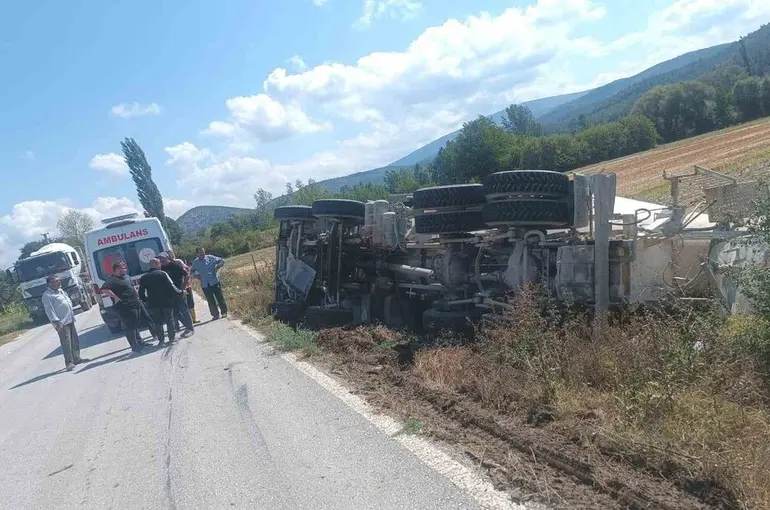 Tavşanlı’da beton mikseri devrildi: 1 yaralı

