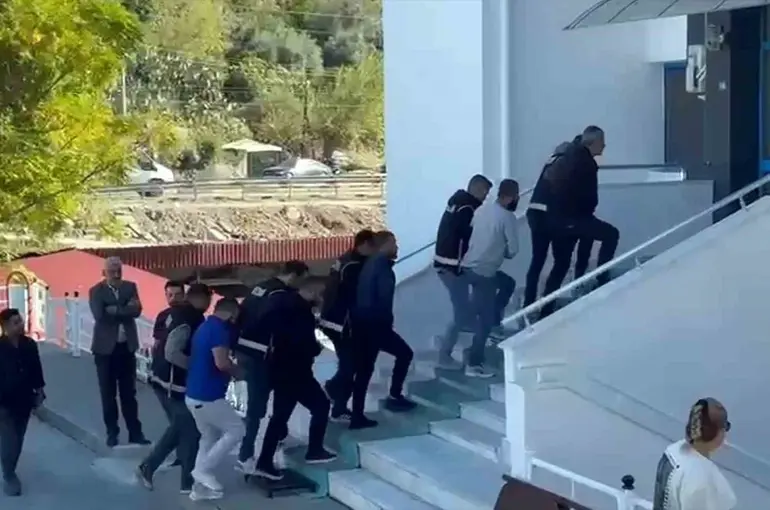Tefecilik operasyonunda 5 tutuklama
