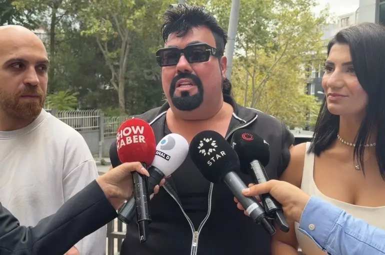Tehdit edildiğini söyleyen ünlü şarkıcı Kobra Murat savcılığa başvuracağını açıkladı: "1 milyon dolar vereceksin, evini keleşle tararız diyorlar"
