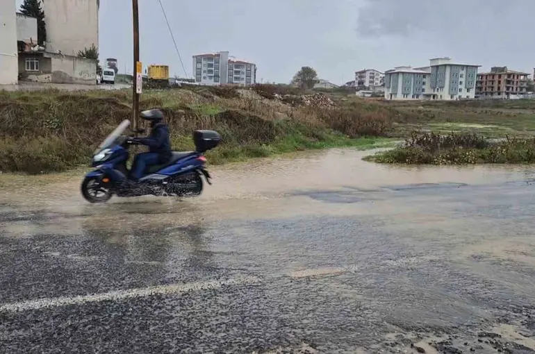 Tekirdağ’da şiddetli sağanak yolları dereye çevirdi
