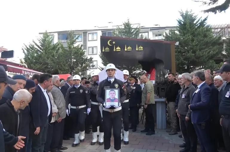 Tekne kazasında ölen polis memuru Numan Şen, son yolculuğuna uğurlandı
