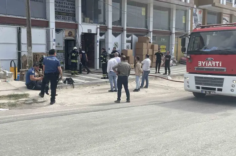 Tekstil atölyesinde çıkan yangın binaya yayılmadan kontrol altına alındı
