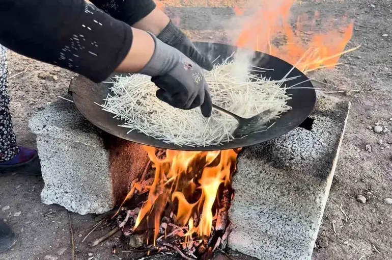 Tel tel ipe dizilen erişteler kış sofraları için hazırlanıyor
