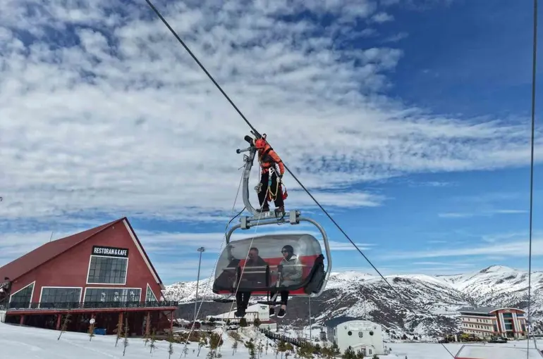 Teleferikte mahsur kalanlar başarılı bir operasyonla kurtarıldı
