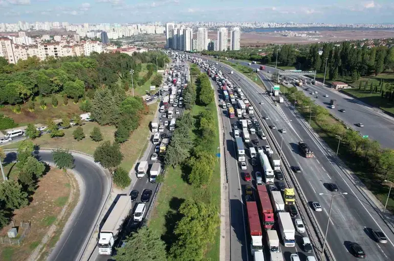 TEM Otoyolu’nda seyir halindeki tır alev alev yandı
