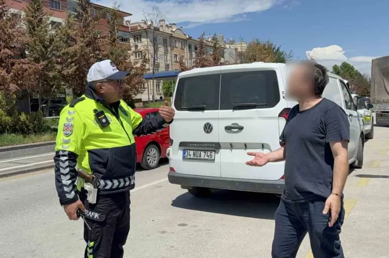 Ters yönden gelen eksik evraklı sürücüden polise ilginç tepki
