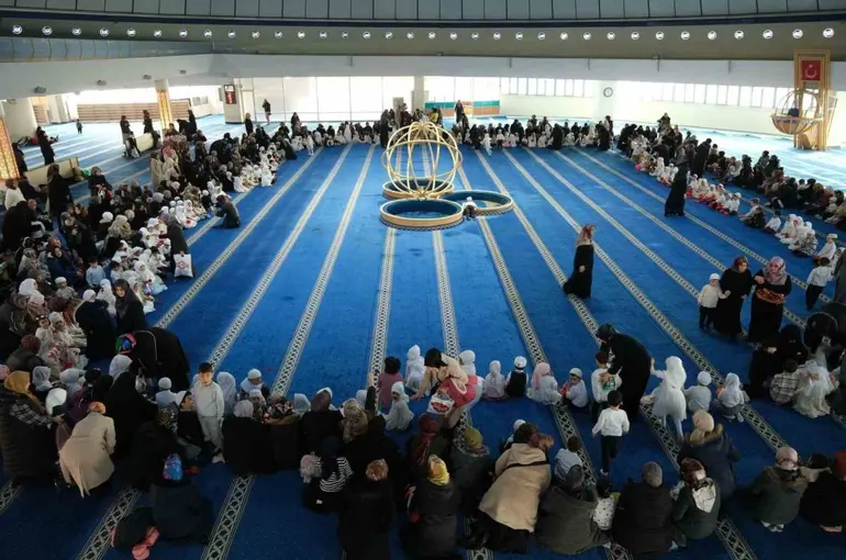 Terzibaba Camii’nde miniklerin "üç aylar" coşkusu

