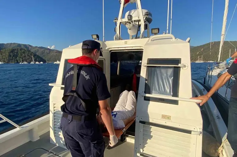 Ticari yatta yaralanan vatandaşa Sahil Güvenlik tıbbi tahliye
