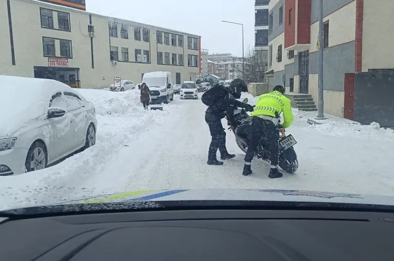 Tipiye rağmen görev başındaki polisler yolda kalanların yardımına koştu
