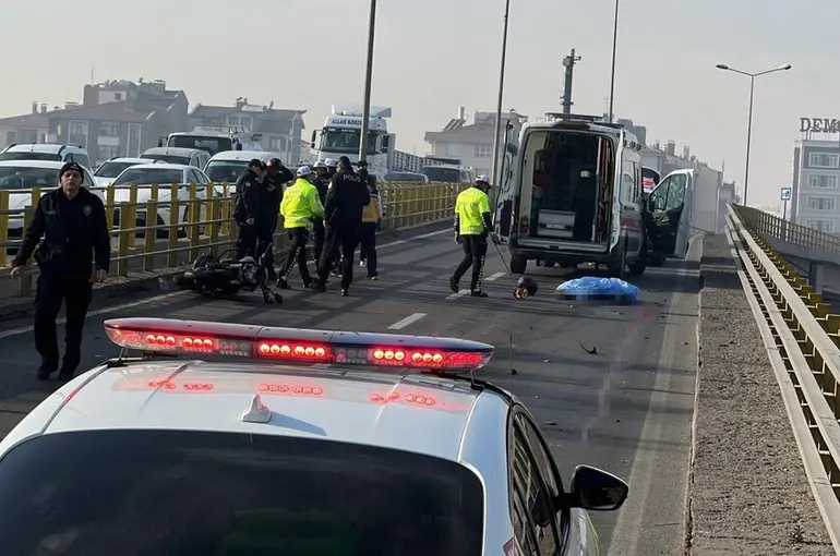 Tır ile motosiklet çarpıştı, üniversite öğrencisi motosikletli öldü
