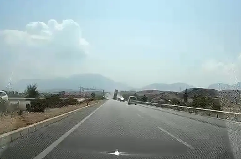 Tırın açık unutulan tırı dorsesi, EDS levhasını yerinden söktü
