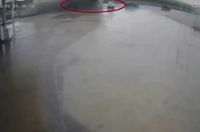 Tırın otomobilin üstüne devrildiği anlar kamerada
