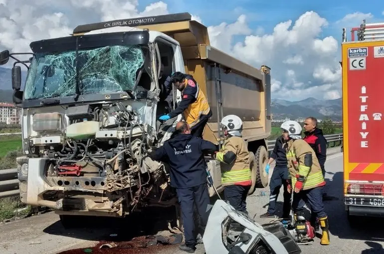 Tırla çarpışan kamyonun sürücüsü yaralandı
