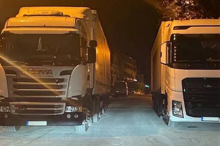 Tırların ilginç hatalı parkı
