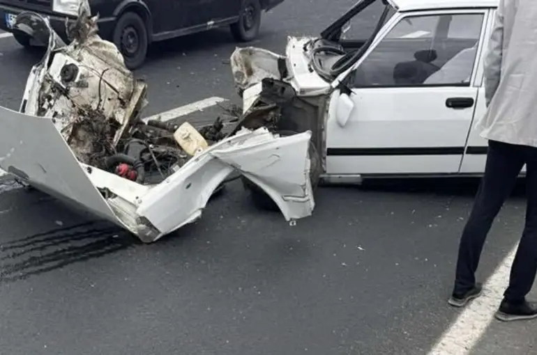 Tofaş marka otomobilin motoru fırladı: 2 yaralı
