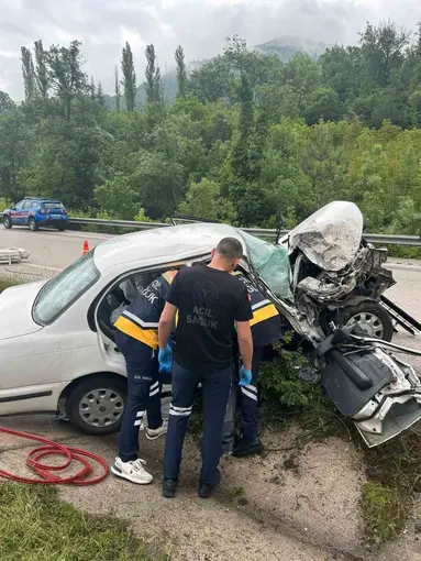 Tokat’ta kazada hurdaya dönen otomobildeki 5 kişi yaralandı
