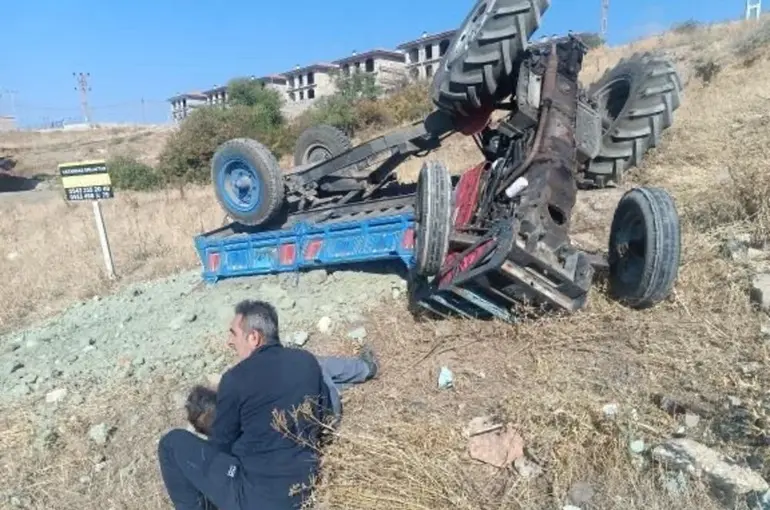 Tokat’ta traktör devrildi: 2 yaralı

