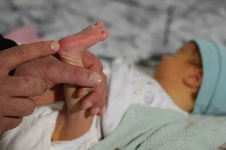 Topuk kanı çıkmazı: Bebeklerine kayyum atanması endişesiyle yaşıyorlar
