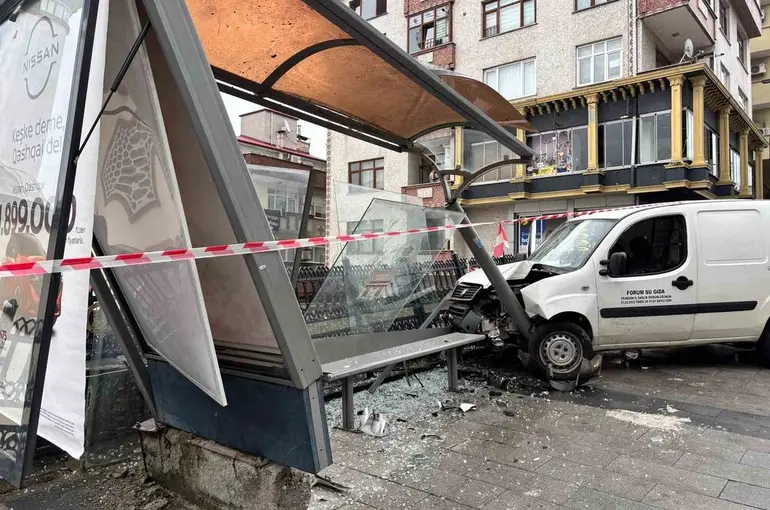 Trabzon’da araç otobüs durağına çarptı

