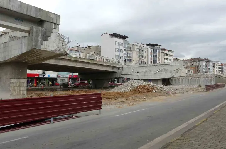 Trabzon’da Reşadiye Viyadüğünde yıkım çalışmaları sürüyor
