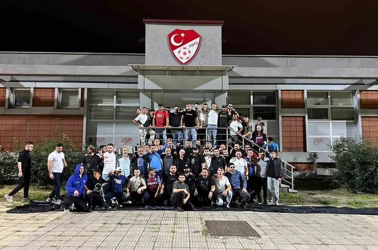 Trabzonspor taraftarları TFF’ye tepki gösterdi
