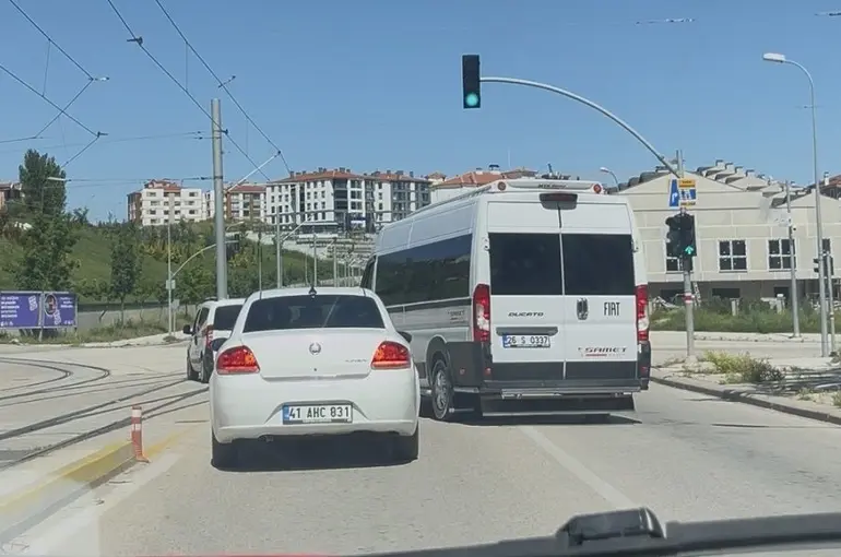 Trafiği tehlikeye düşüren servise 10 bin TL ceza

