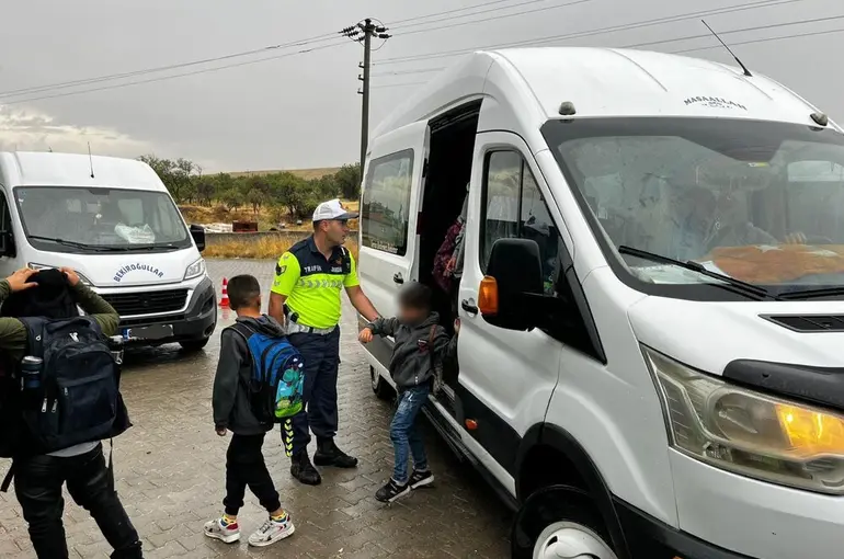 Trafik jandarması okul servisi denetimine başladı
