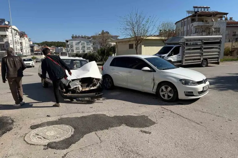 Trafik kazası ucuz atlatıldı, ehliyetini yenilemeyen sürücüye ceza yağdı
