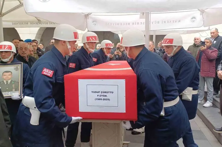 Trafik kazasında hayatını kaybeden genç üsteğmen toprağa verildi
