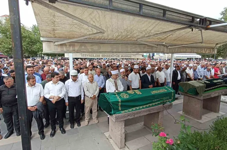 Trafik kazasında hayatını kaybeden imam, son yolculuğuna uğurlandı
