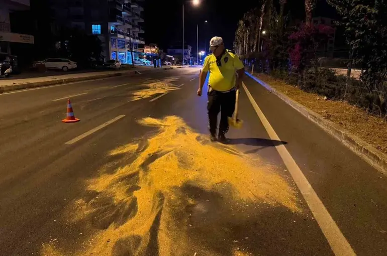 Trafik polisinden örnek davranış
