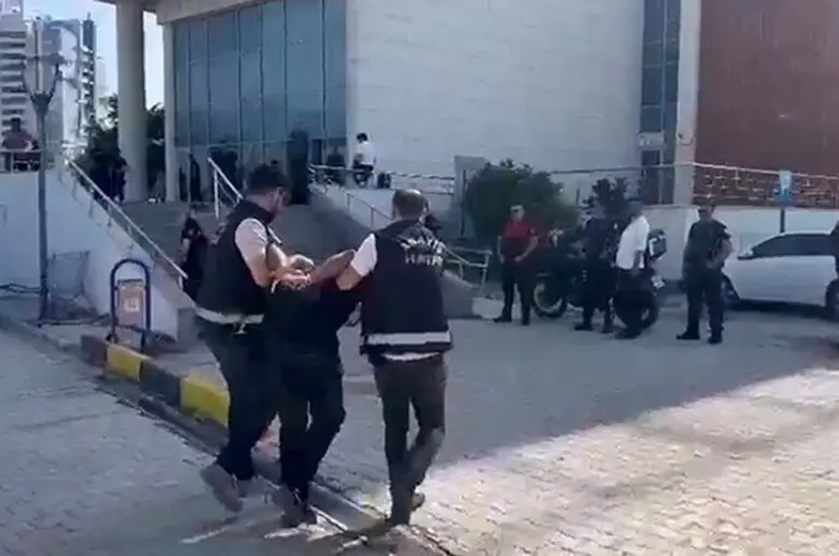 Trafikte yaşanan tartışmada kurşunların hedefi olan genç öldü

