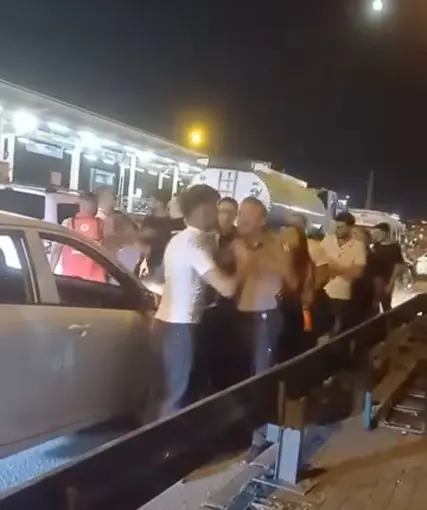 Trafikte yol verme kavgası: 2 kişi gözaltına alındı
