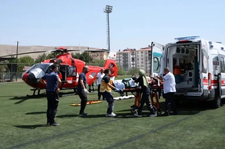 Traktörden düşen şahıs ambulans helikopterle hastaneye sevk edildi

