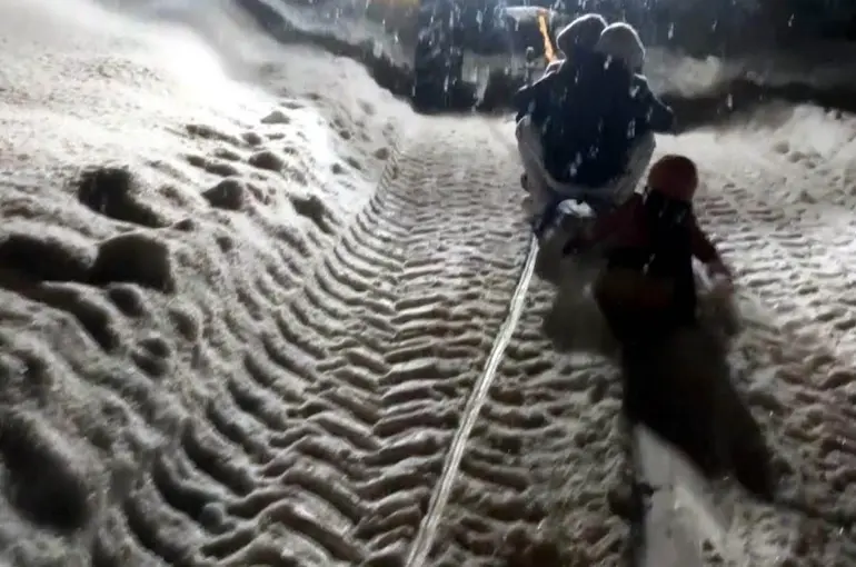 Traktöre bağlanan kızaklarla gün boyu kayak yaptılar
