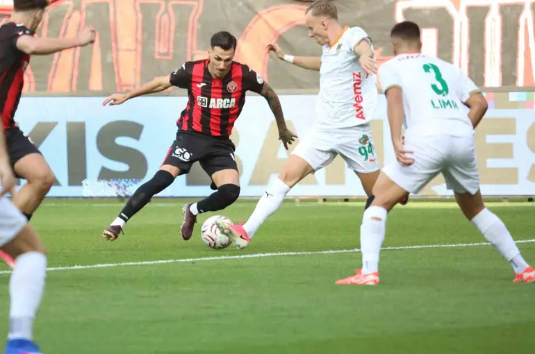 Trendyol Süper Lig: Çorum FK: 0 - Corendon Alanyaspor: 0 (İlk yarı)
