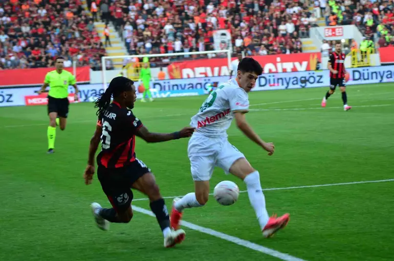 Trendyol Süper Lig: ÇorumFK: 0 - Corendon Alanyaspor: 0 (Maç devam ediyor)

