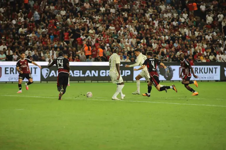 Trendyol Süper Lig: Gaziantep FK: 0 - Fenerbahçe: 0 (Maç devam ediyor)
