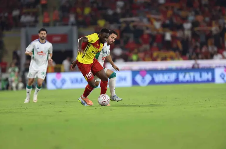 Trendyol Süper Lig: Göztepe: 1 - Çaykur Rizespor: 0 (İlk yarı)

