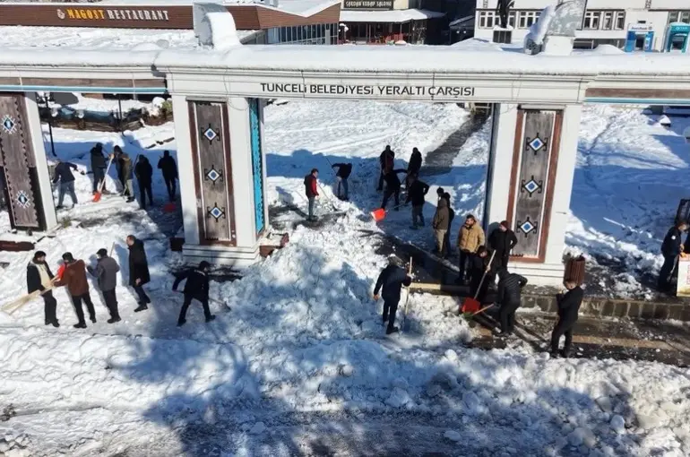 Tunceli Belediyesi karla mücadele çalışmalarını sürdürüyor
