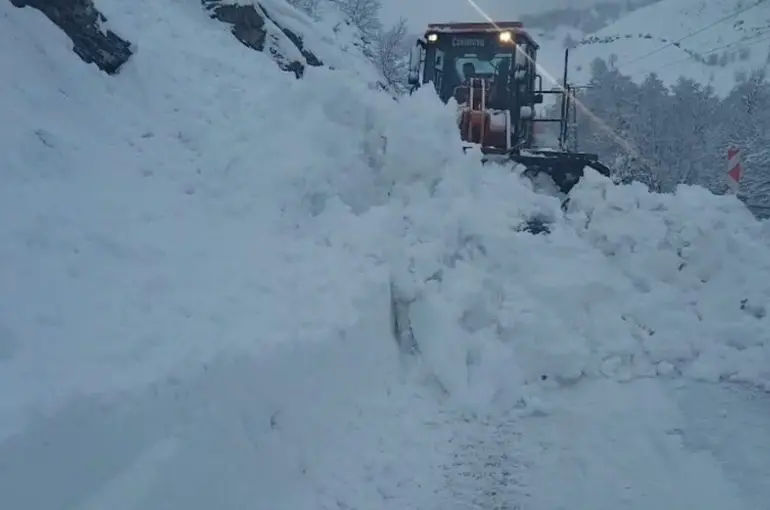 Tunceli-Ovacık yolunda çığ: Ulaşım kısa sürede yeniden sağlandı
