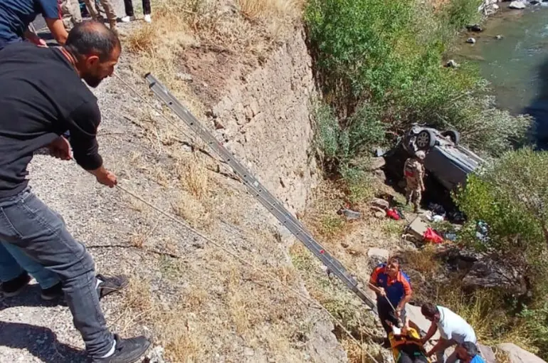 Tunceli’de araç uçuruma yuvarlandı: 3 yaralı
