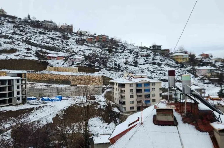 Tunceli’de mart sabahında kar sürprizi
