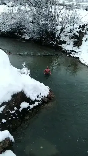 Tunceli’de sıra dışı anlar: Aynı vadide su samurları ve buz gibi suda yüzen gençler dikkat çekti
