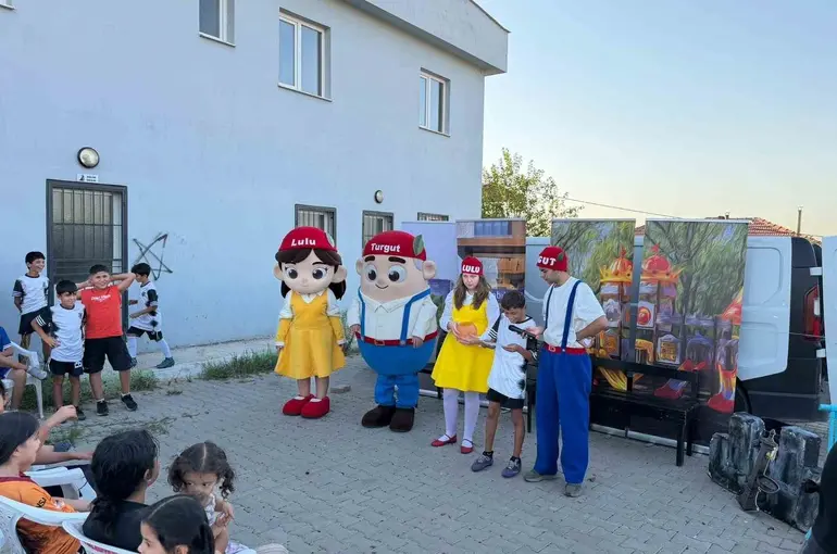 ‘Turgut ve Lulu’ Sokak Tiyatrosu ile çocuklarla buluştu
