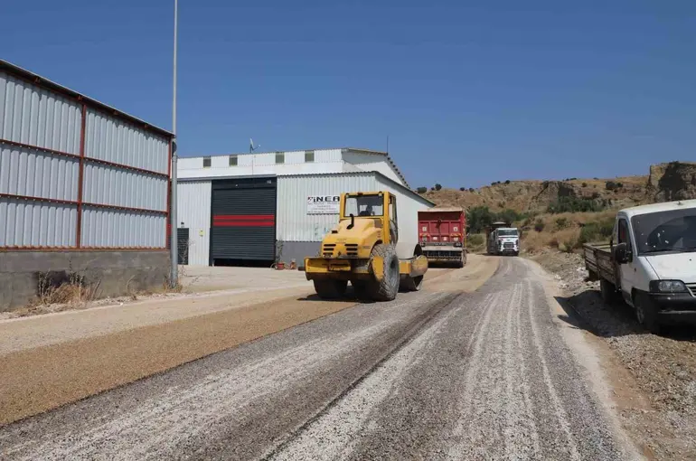 Turgutlu Belediyesinden yol sorunlarına çok yönlü çözüm
