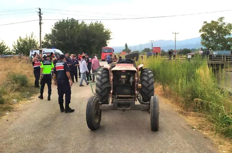 Turgutlu’da traktörün işçi taşıyan kasası devrildi: 4 yaralı
